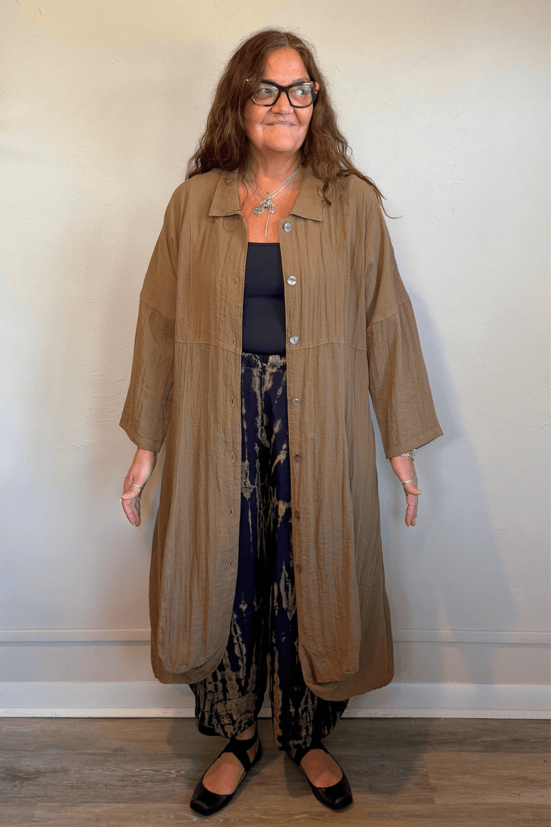 Gertie's 3095 Travel Duster in Winter Olive and Indigo, featuring a long relaxed silhouette, point collar, button front, three-quarter sleeves, crinkled texture, pockets and rounded hem.