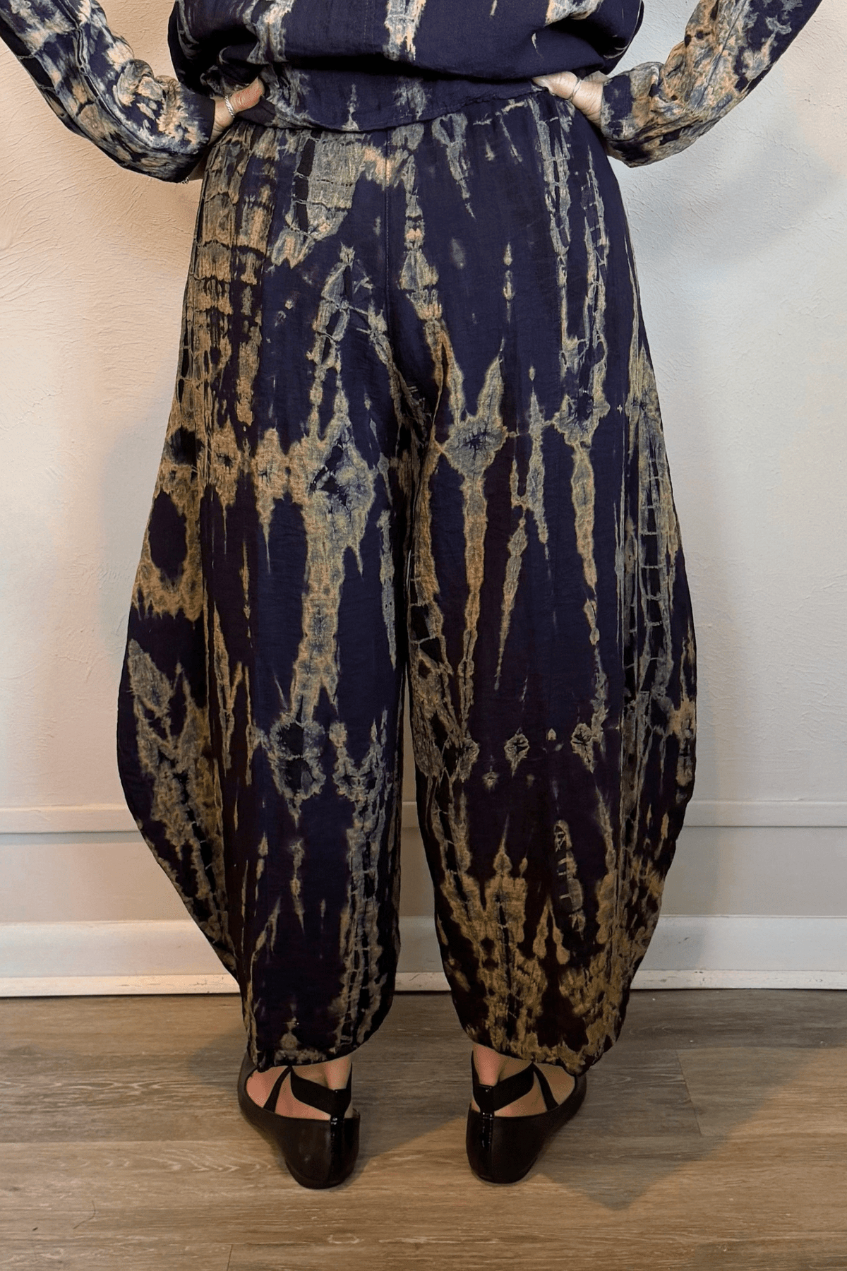 Gertie's 5092Hd Double Pocket Pant in a deep indigo hand-dyed pattern with sage, teal, ochre and muted plum accents, featuring a pull-on waist, large front patch pockets and rounded barrel-leg silhouette.