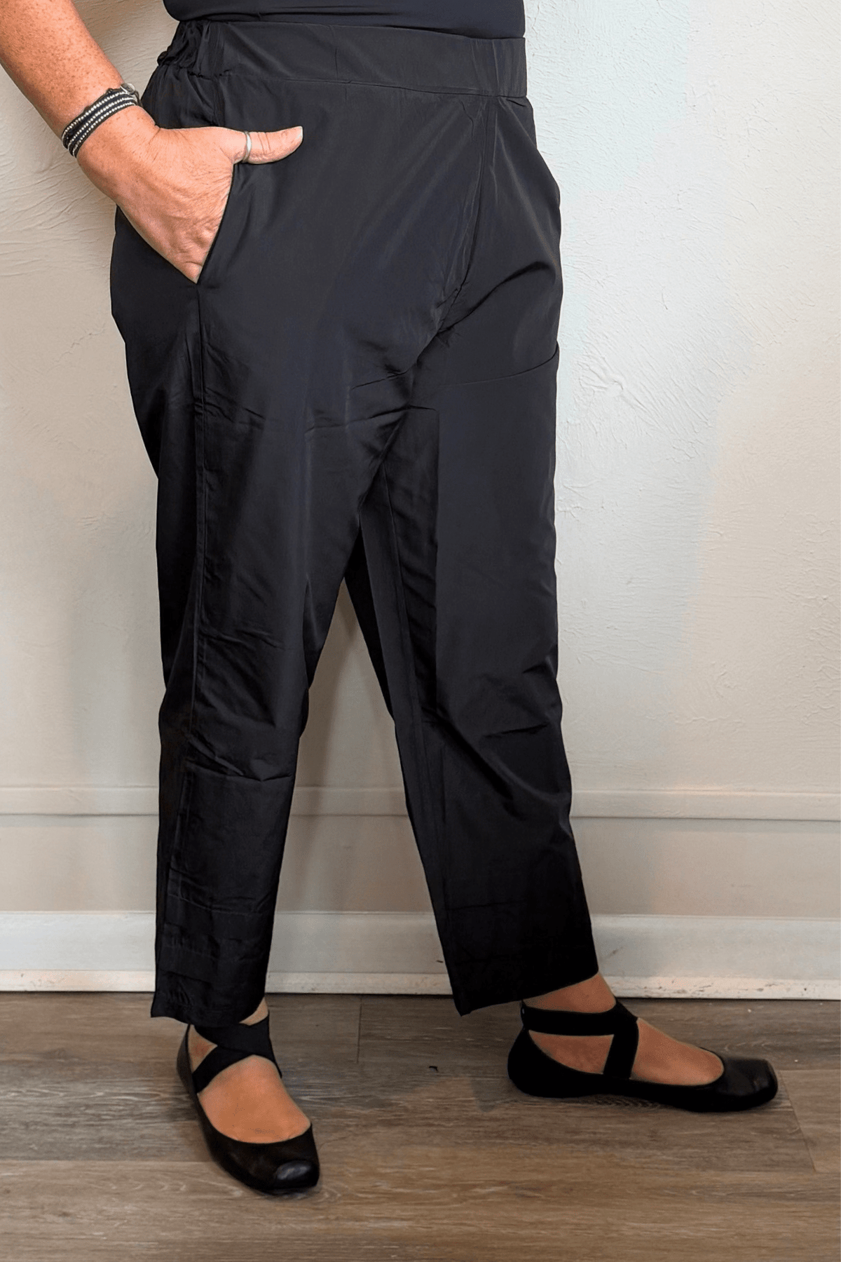 Kozan Alabama black pull-on pants with a flat front waistband, gathered elastic back, side pockets, and a relaxed straight cropped leg.