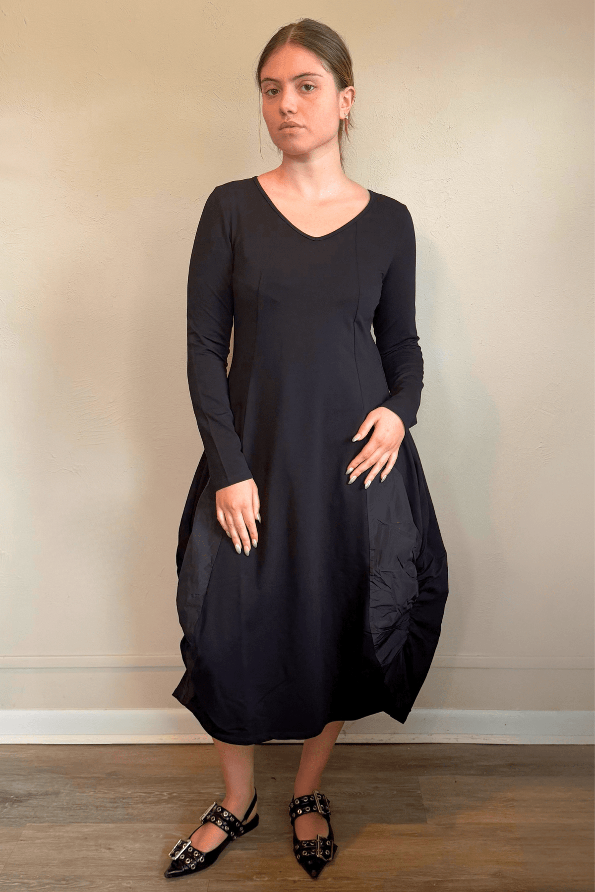 Kozan FT-11096 Via Dress in Nile, shown from front, side, and back with a V-neck, long sleeves, sculptural rounded midi silhouette, and crinkled contrast side panels.