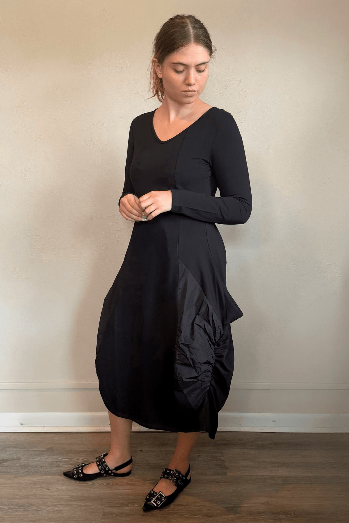 Kozan FT-11096 Via Dress in Nile, shown from front, side, and back with a V-neck, long sleeves, sculptural rounded midi silhouette, and crinkled contrast side panels.