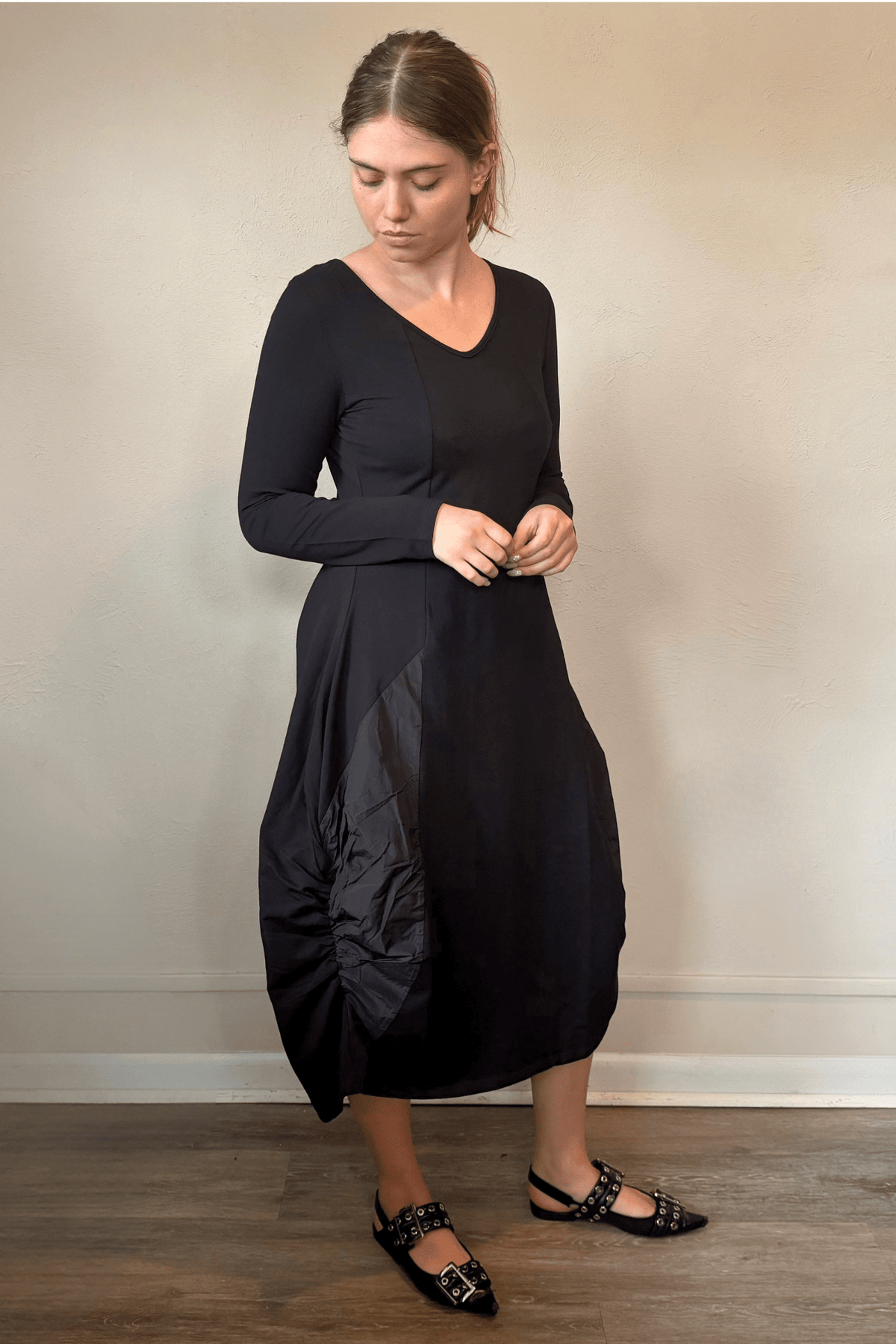 Kozan FT-11096 Via Dress in Nile, shown from front, side, and back with a V-neck, long sleeves, sculptural rounded midi silhouette, and crinkled contrast side panels.