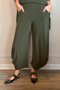 Kozan VG-3911T Jade Pant in Thyme, shown from front, side, and back with a pull-on waist, side pockets, curved wide-leg silhouette, and cropped length.