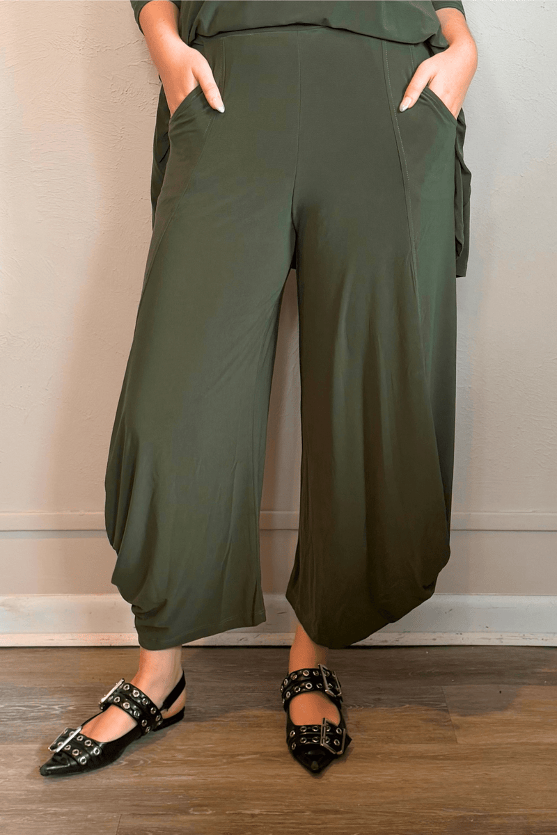 Kozan VG-3911T Jade Pant in Thyme, shown from front, side, and back with a pull-on waist, side pockets, curved wide-leg silhouette, and cropped length.