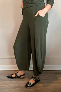 Kozan VG-3911T Jade Pant in Thyme, shown from front, side, and back with a pull-on waist, side pockets, curved wide-leg silhouette, and cropped length.