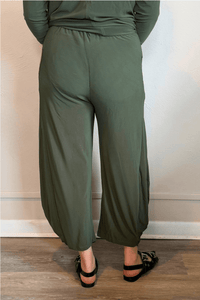 Kozan VG-3911T Jade Pant in Thyme, shown from front, side, and back with a pull-on waist, side pockets, curved wide-leg silhouette, and cropped length.