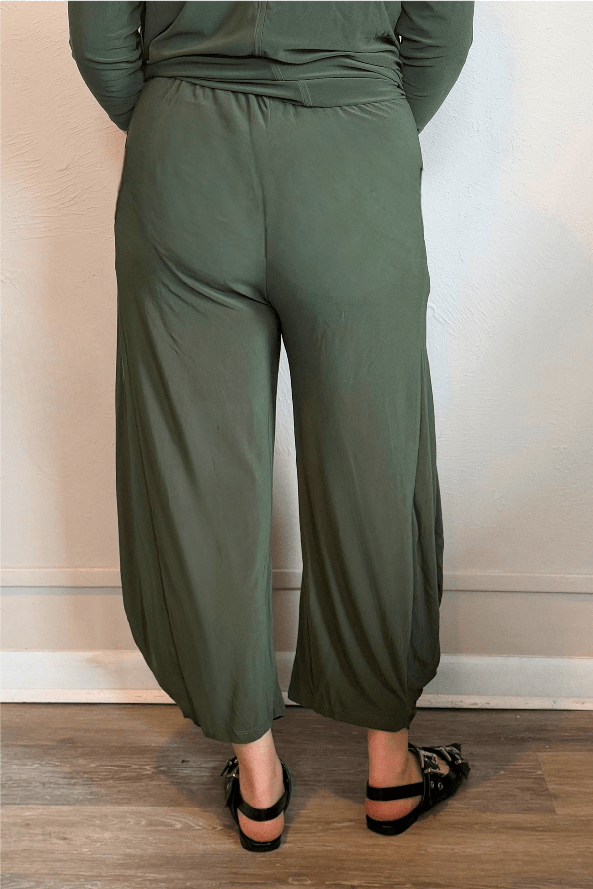 Kozan VG-3911T Jade Pant in Thyme, shown from front, side, and back with a pull-on waist, side pockets, curved wide-leg silhouette, and cropped length.