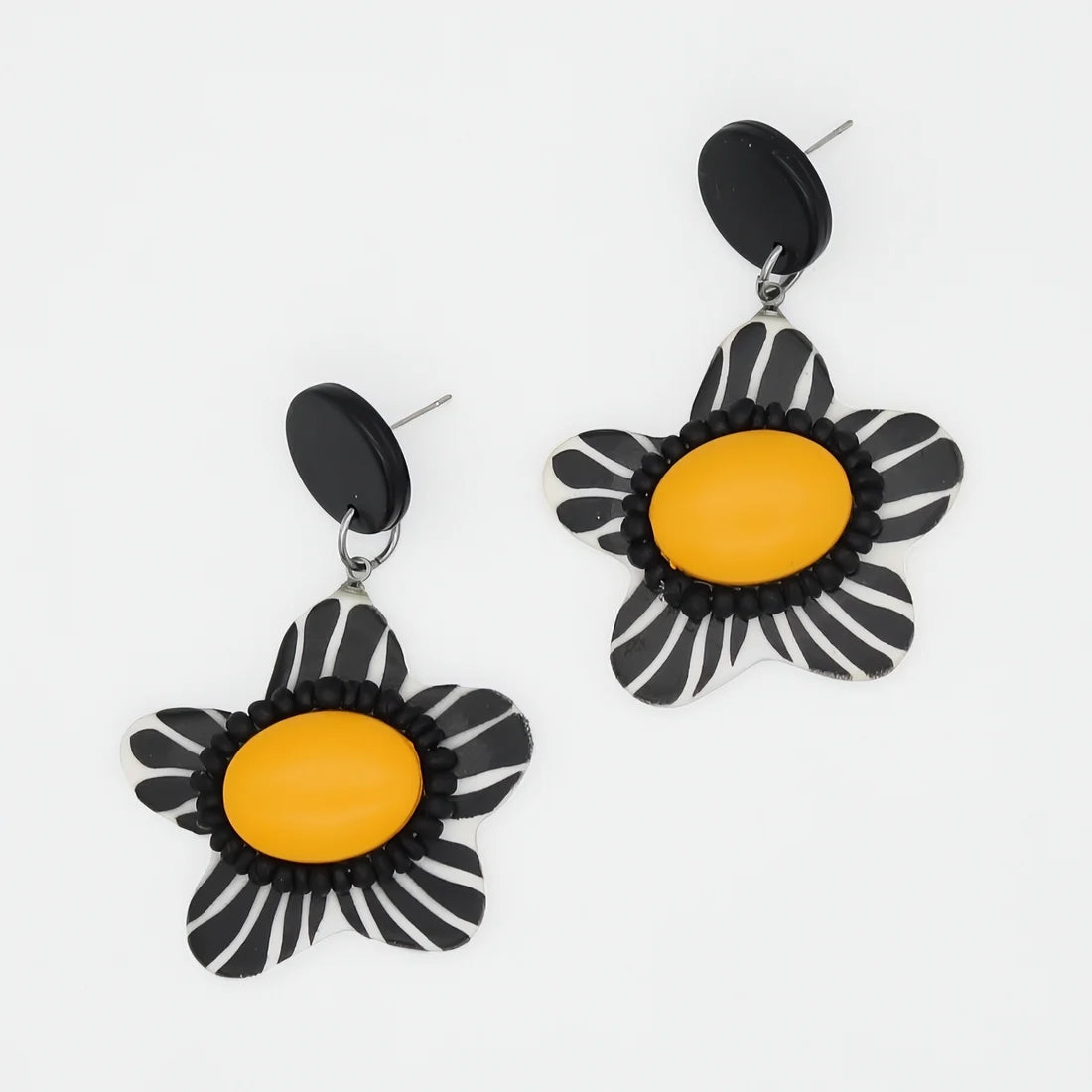 Bumble Blossom Daisy Earrings