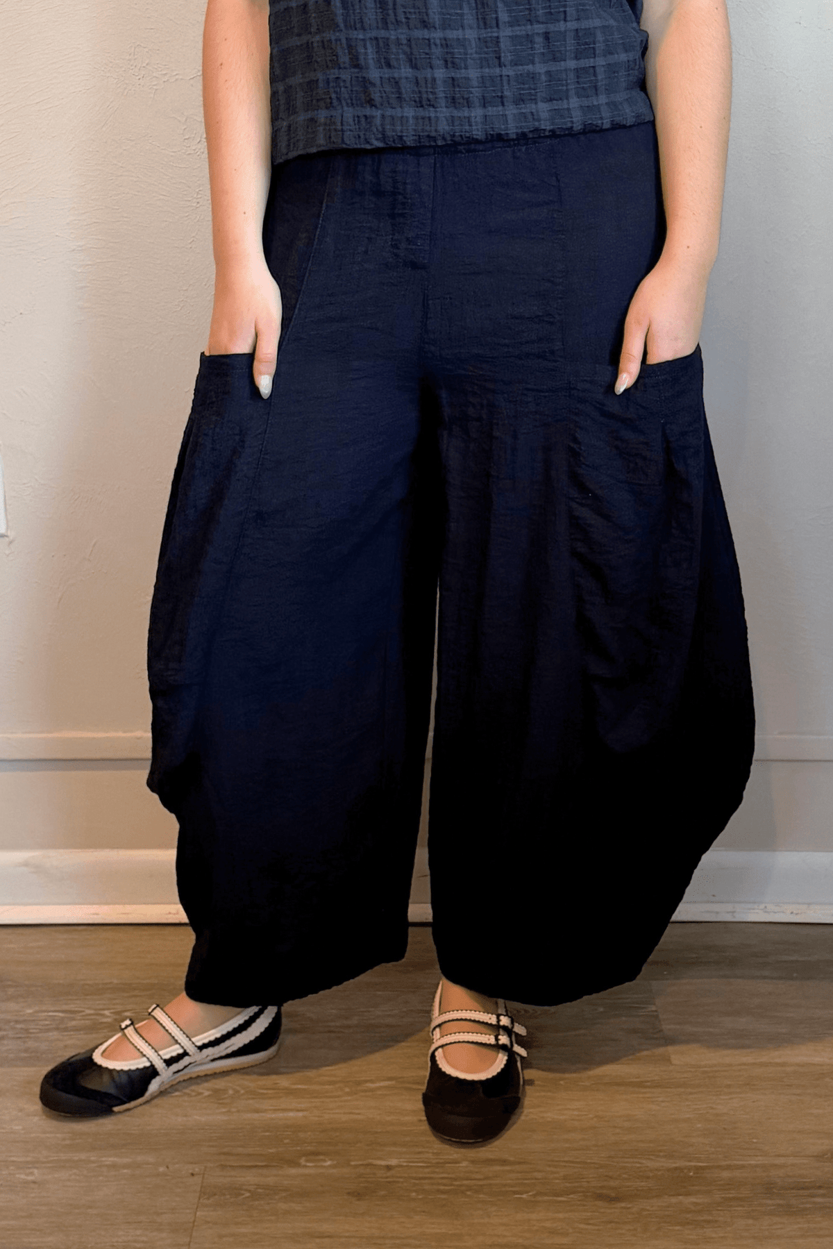 Gertie's 5080 Double Pocket Pant in Winter Olive and Indigo, shown from front and back with a relaxed barrel-leg silhouette, elastic waist, oversized patch pockets, and crinkled texture.