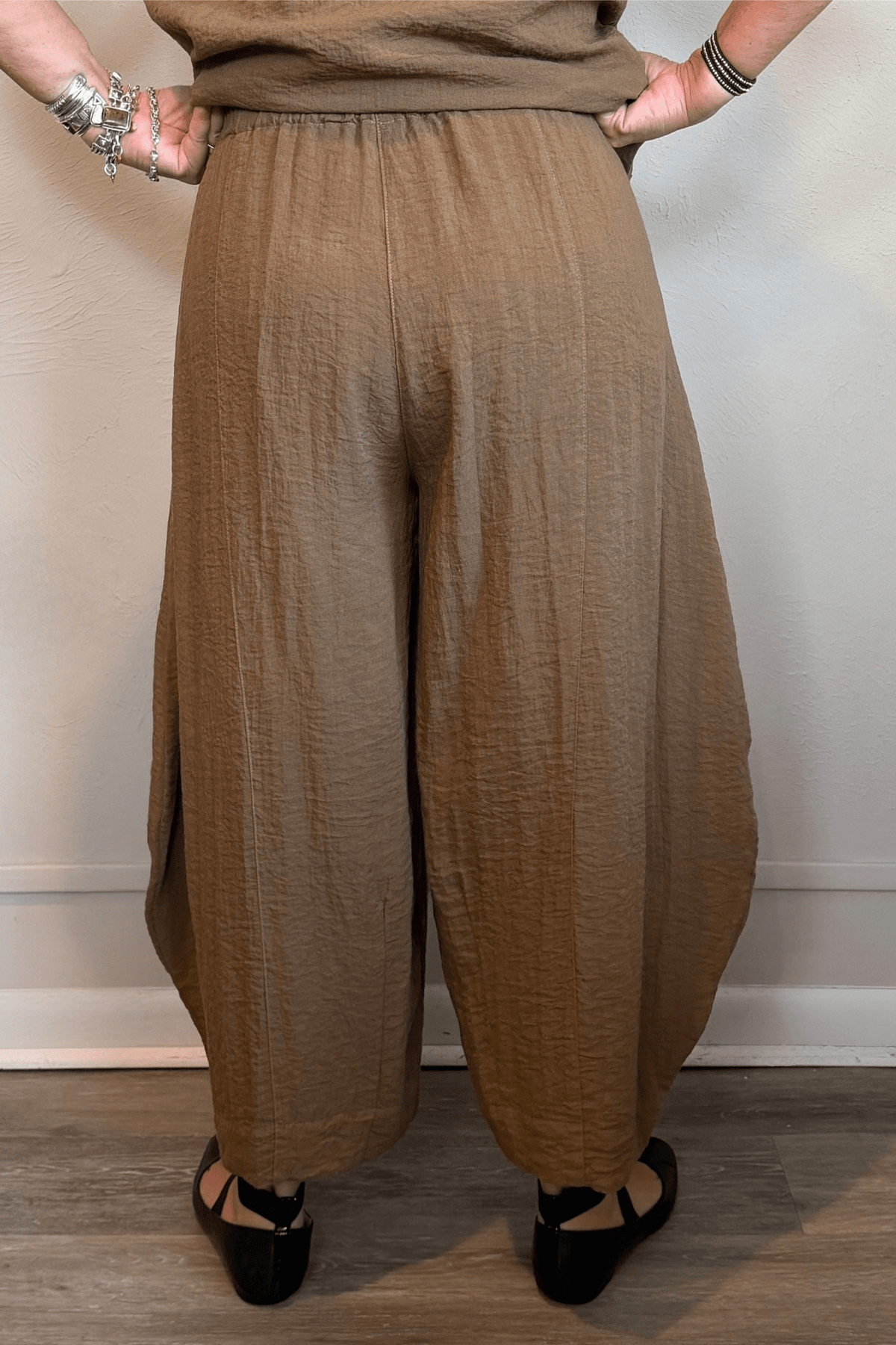 Gertie's 5080 Double Pocket Pant in Winter Olive and Indigo, shown from front and back with a relaxed barrel-leg silhouette, elastic waist, oversized patch pockets, and crinkled texture.