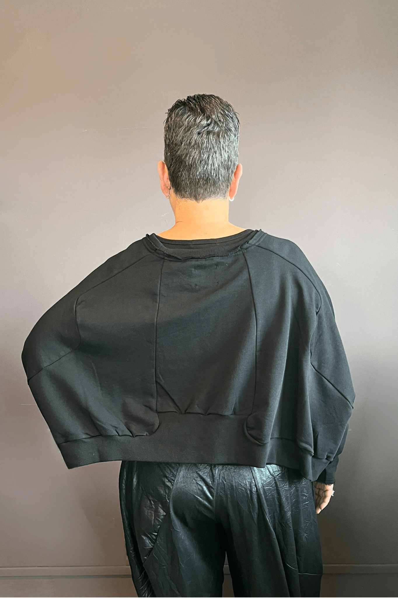 The Wide ShortShort Sweatshirt (Black)